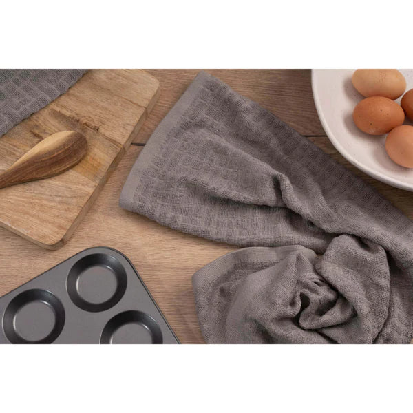 https://www.firstireland.com/cdn/shop/products/31816-Cuisinart-Pack-of-2-Antimicrobial-Professional-Bamboo-Sculpted-Tea-Towel-Light-Grey-Lifestyle-2_600x_7a99a658-d8ff-4cec-8be3-77ef3df27aee_2000x.webp?v=1680941097
